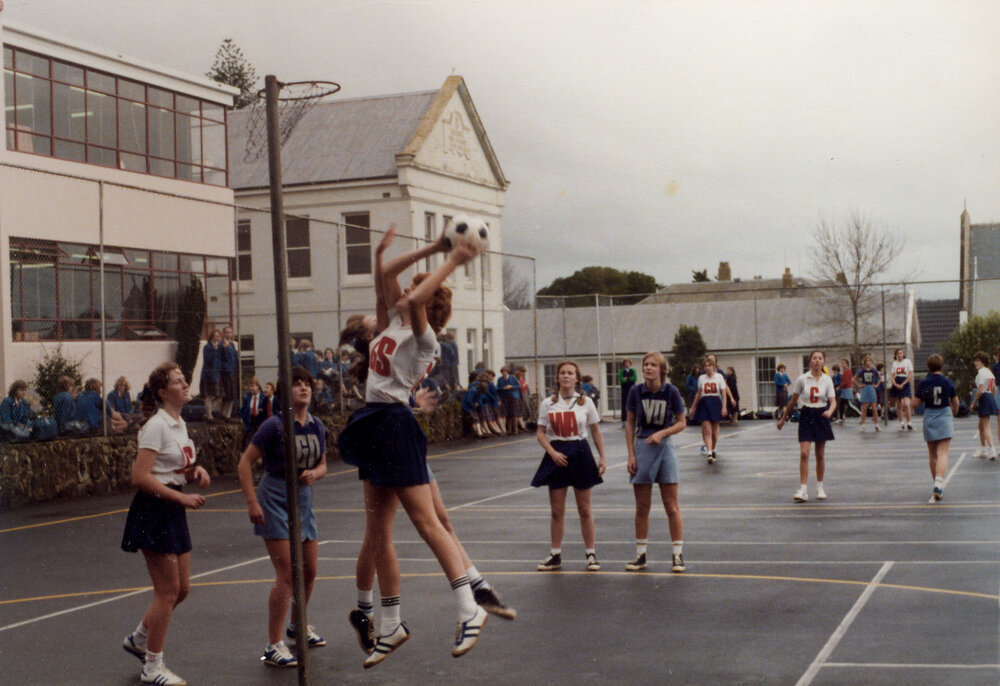 Tina Haslett playing netball